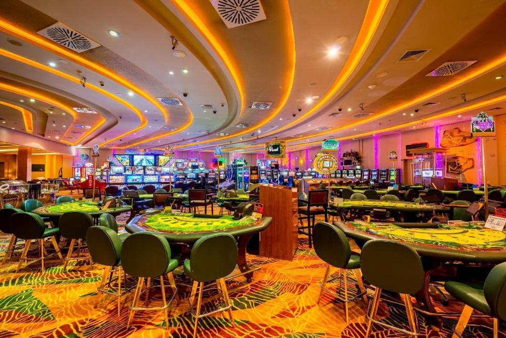 Vuni Palace Luxury Resort & Beach & Casino 凯里尼亚 外观 照片