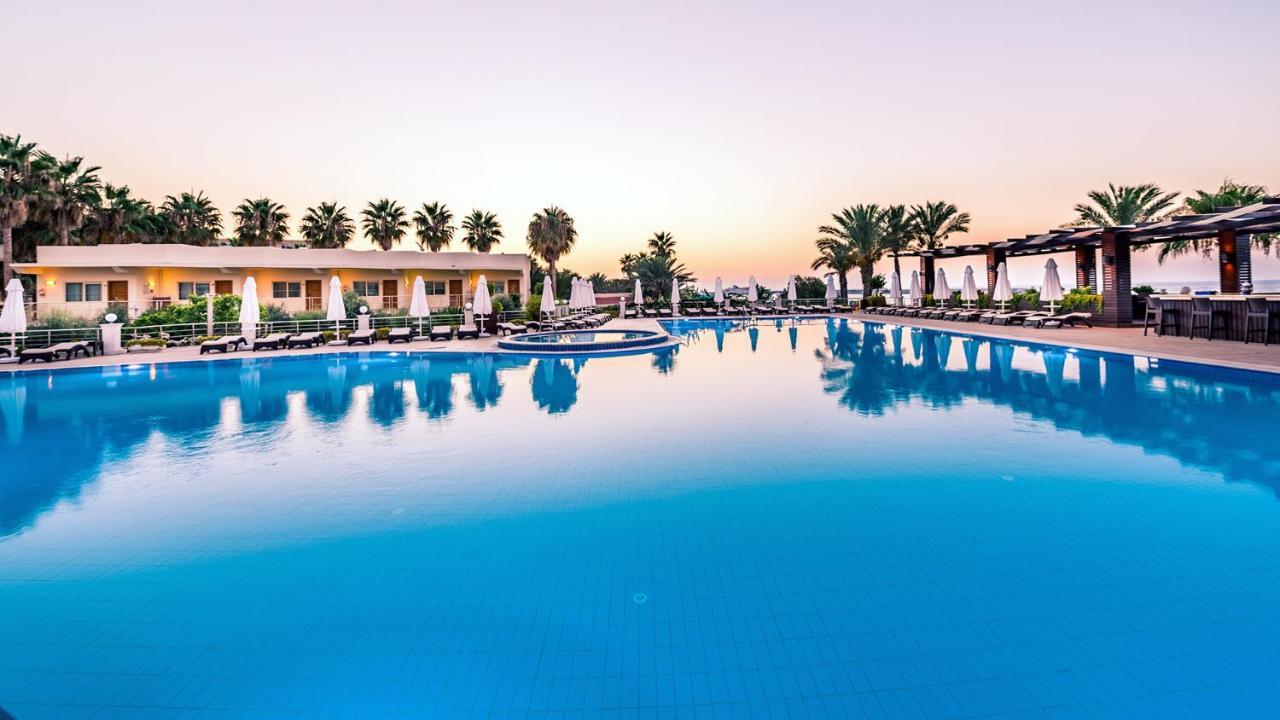 Vuni Palace Luxury Resort & Beach & Casino 凯里尼亚 外观 照片