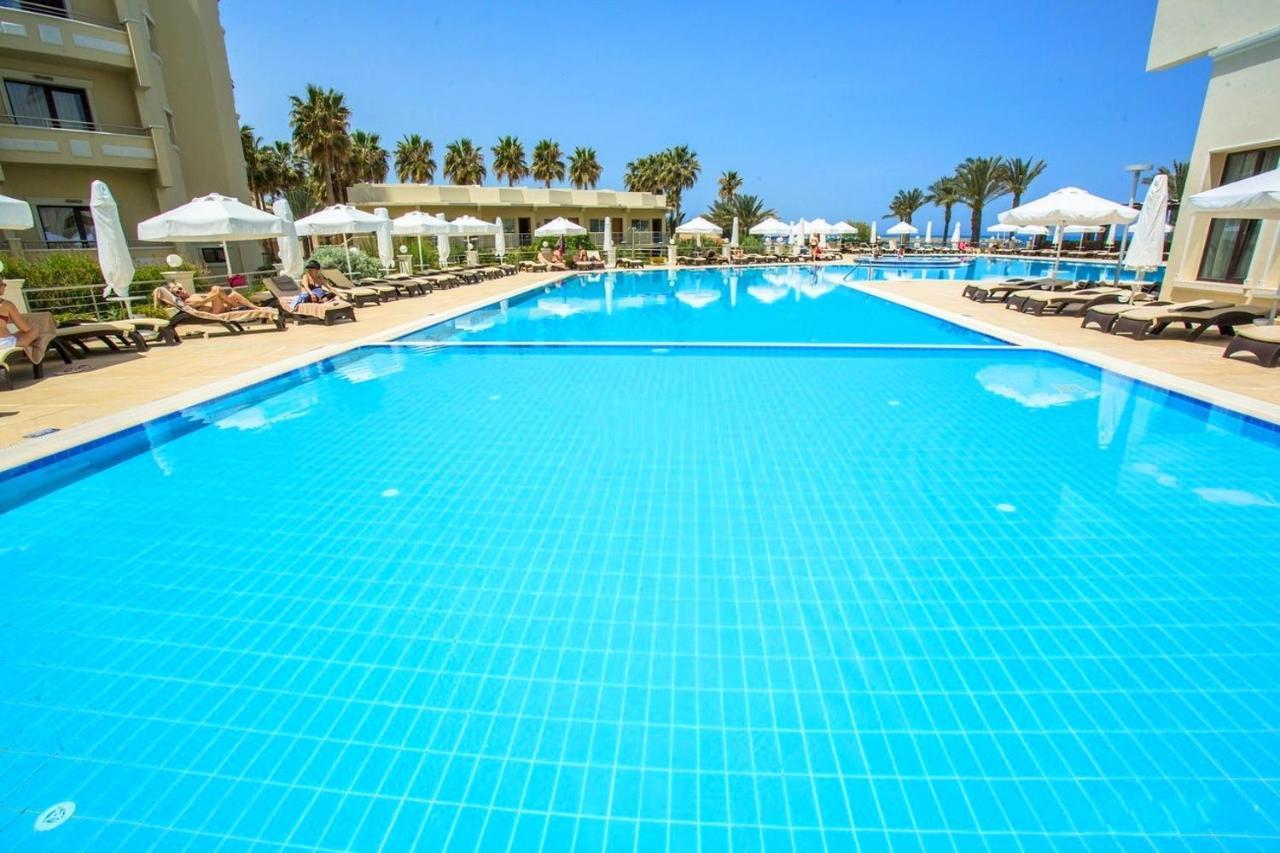 Vuni Palace Luxury Resort & Beach & Casino 凯里尼亚 外观 照片